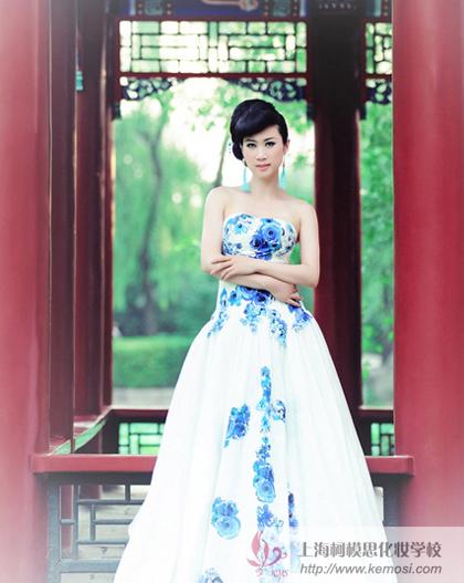 芙蓉姐姐清華大學秀身段 著青花瓷禮服演藝古典出水芙蓉