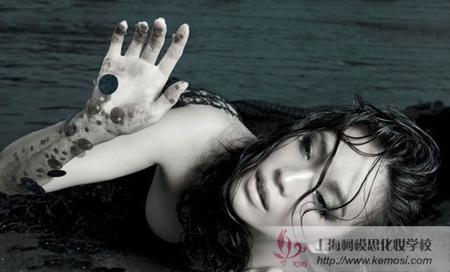 美人魚被束縛痛苦的掙扎