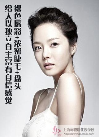 蔡琳裸色唇彩+濃密睫毛+盤頭給人以獨立自主富有自信的感覺。