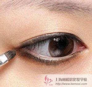 小煙熏怎么畫?教你少女清純小煙熏妝的畫法