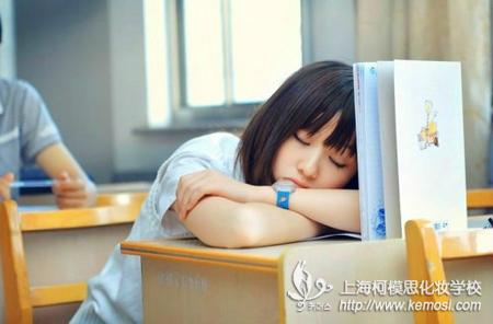 女孩子初中畢業(yè)學點什么好？學化妝好嗎？