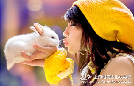 女孩子學什么手藝好?學化妝要多少錢?