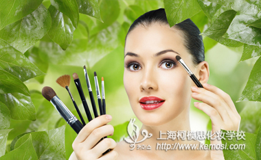 我想學化妝造型，上海哪里學化妝造型好？要多少錢呢？