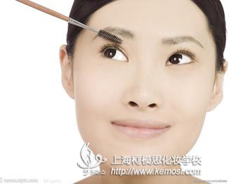 如何簡單學化妝？輕松幾步教你成為時尚美女