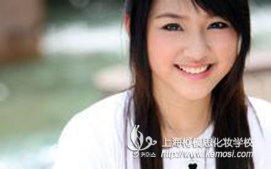 如何簡單學化妝？輕松幾步教你成為時尚美女