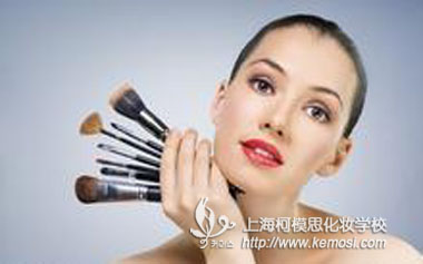 昆明哪里學(xué)化妝更好？一般要多少錢呢？