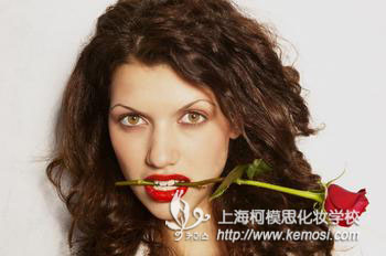 昆明哪里學(xué)化妝更好？一般要多少錢呢？