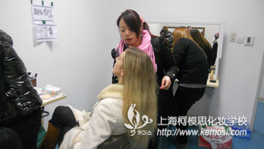 哈爾濱啤酒節(jié)廣告的拍攝    柯模思優(yōu)秀員負(fù)責(zé)模特藝人妝容
