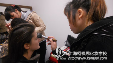 哈爾濱啤酒節(jié)廣告的拍攝    柯模思優(yōu)秀員負(fù)責(zé)模特藝人妝容