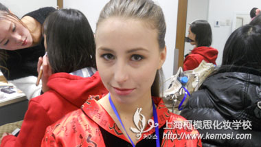 哈爾濱啤酒節(jié)廣告的拍攝    柯模思優(yōu)秀員負(fù)責(zé)模特藝人妝容