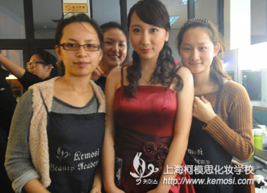 同濟主持人大賽，柯模思學生負責妝容打造