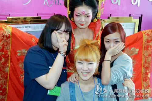 女孩子學什么手藝好?學化妝要多少錢?