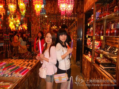 鄧安玉與同學度過的歡樂時光