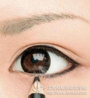 剛買(mǎi)的眼線膏不會(huì)用怎么辦?如何使用眼線膏?教你如何簡(jiǎn)單畫(huà)出時(shí)尚眼線