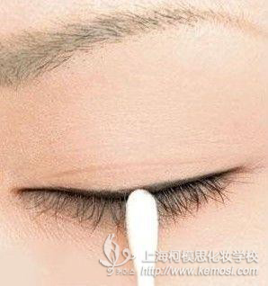 剛買(mǎi)的眼線膏不會(huì)用怎么辦?如何使用眼線膏?教你如何簡(jiǎn)單畫(huà)出時(shí)尚眼線