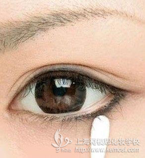 剛買(mǎi)的眼線膏不會(huì)用怎么辦?如何使用眼線膏?教你如何簡(jiǎn)單畫(huà)出時(shí)尚眼線