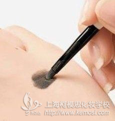 剛買(mǎi)的眼線膏不會(huì)用怎么辦?如何使用眼線膏?教你如何簡(jiǎn)單畫(huà)出時(shí)尚眼線
