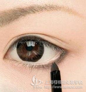 剛買(mǎi)的眼線膏不會(huì)用怎么辦?如何使用眼線膏?教你如何簡(jiǎn)單畫(huà)出時(shí)尚眼線