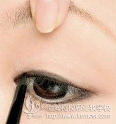 剛買(mǎi)的眼線膏不會(huì)用怎么辦?如何使用眼線膏?教你如何簡(jiǎn)單畫(huà)出時(shí)尚眼線