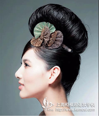 化妝師主要從事什么工作,發(fā)展前景如何？