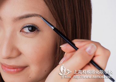 自學化妝能學到真正的化妝技術嗎？能做化妝師嗎？