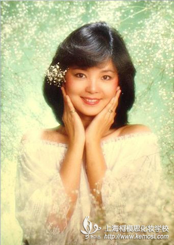 一代歌后鄧麗君百變?cè)煨停簭乃仡伒綗熝瑠y，成長的痕跡
