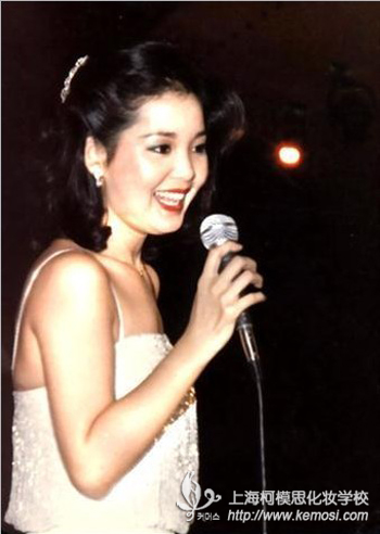 一代歌后鄧麗君百變?cè)煨停簭乃仡伒綗熝瑠y，成長的痕跡