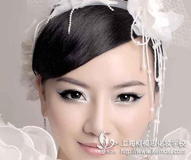 化妝師工作中應(yīng)該注意的問題 柯模思教你留下好印象得滿分
