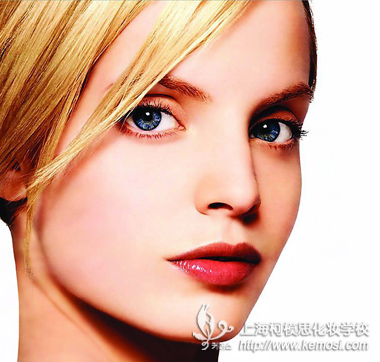 如何化彩妝？要學化彩妝哪里最好？