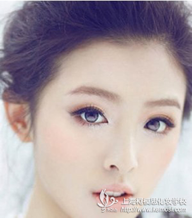 夏天如何化妝不油膩？柯模思教你清新淡雅妝容