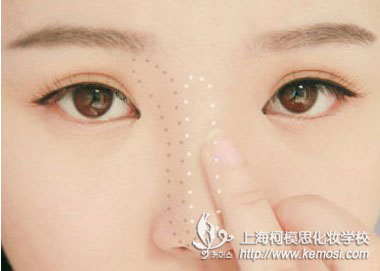 小眼睛的MM有福了 柯模思教你如何化妝才能讓眼睛變大