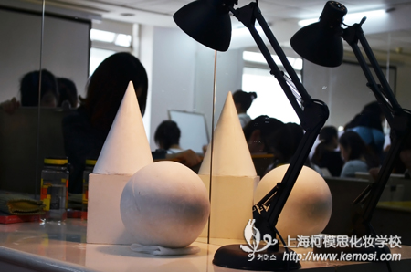 學化妝始于最古老的藝術語言_素描  柯模思課堂藝術氣氛濃厚