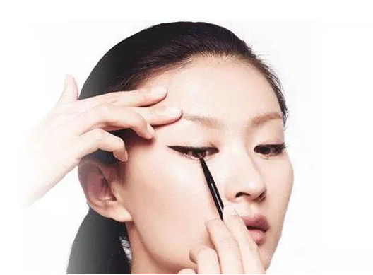 普通畫法已經落伍，教你最新韓式眼線的畫法