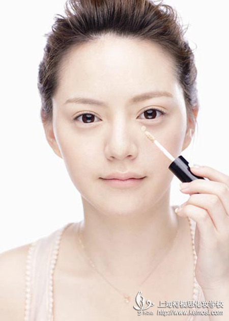 參加婚禮化什么妝合適？柯模思來為你支招之遮蓋黑眼圈