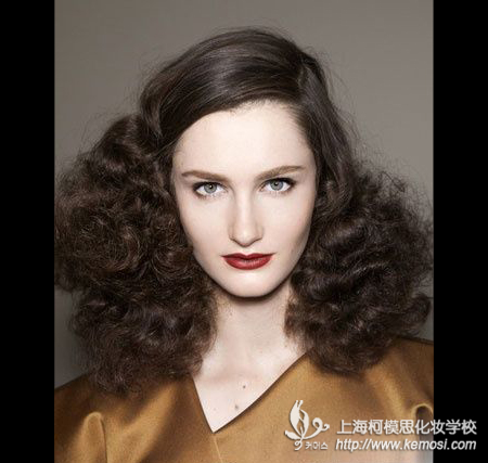 早秋發型大變身，甜美女生搖身成為時尚熟女之偏分卷發