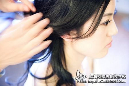 學(xué)化妝是去化妝學(xué)校學(xué)好還是去店里學(xué)比較好？學(xué)化妝去哪學(xué)比較好？之學(xué)化妝有學(xué)化妝的好處，是一個(gè)立竿見(jiàn)影式的變美過(guò)程，相較于美容，有更廣闊的就業(yè)領(lǐng)域