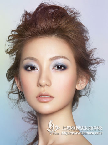 學彩妝不分年齡_上海柯模思化妝學校