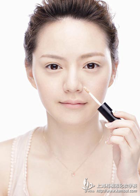 參加婚禮化什么妝合適？柯模思來為你支招之遮蓋三角區域的瑕疵
