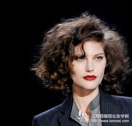 早秋發型大變身，甜美女生搖身成為時尚熟女之偏分短卷發
