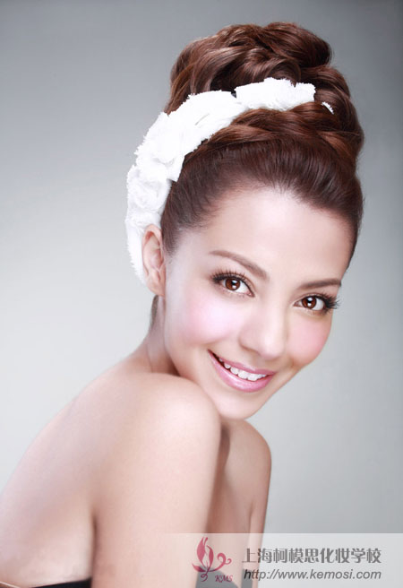 給美女化妝，如何化出美美妝容