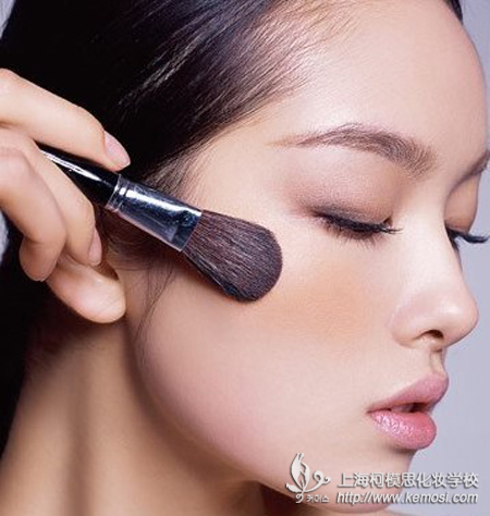 學化妝的基本步驟之涂腮紅