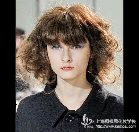 早秋發型大變身，甜美女生搖身成為時尚熟女之齊劉海短卷發