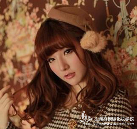 圓臉適合什么發(fā)型？適合什么樣的卷發(fā)？之隨意卷中長發(fā)
