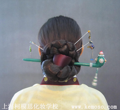 樸老師帶來幾款韓式主流風(fēng)格妝容，精彩盡在眼前！上?？履Ｋ蓟瘖y學(xué)校
