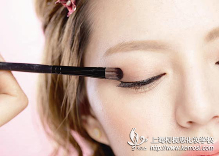參加婚禮化什么妝合適？柯模思來為你支招之涂抹眼影