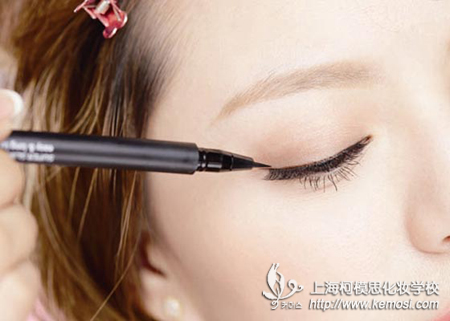 參加婚禮化什么妝合適？柯模思來為你支招之畫眼線