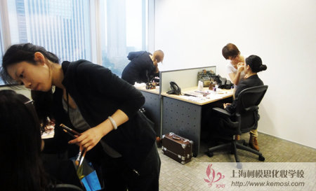 花旗銀行廣告拍攝,柯模思學員負責銀行高管化妝造型