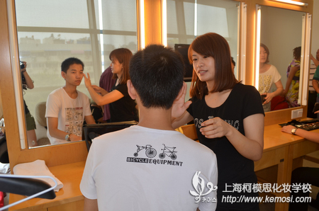 在后臺造型的腹語表演者