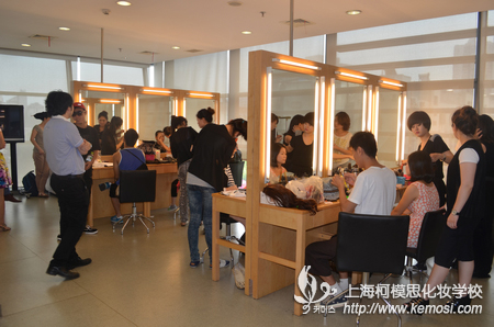 后臺的造型工作緊張有序的進行著