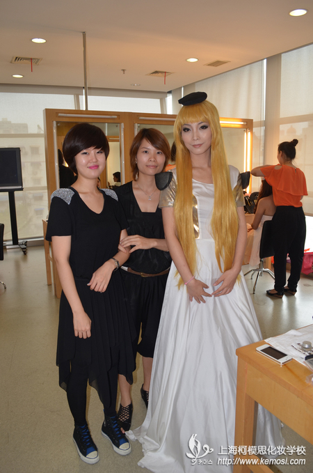 尚未化妝的女嘉賓和化妝師